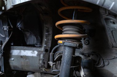 Yastık destekli, metal yay, eski bir arabada tekerlek.