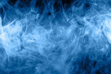 Siyah bir yalıtılmış zemin üzerine mavi ve mor renklerin yoğun çok renkli duman. Duman vap arka plan