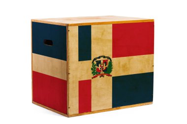 Dominicana 'nın ulusal bayrağı beyaz izole edilmiş arka planda bulunan çeşitli mal ve kargoların güvenilir sevkiyatı için tahta bir kutu. İhracat-ithalat kavramı ve malların ulusal teslimatı. 