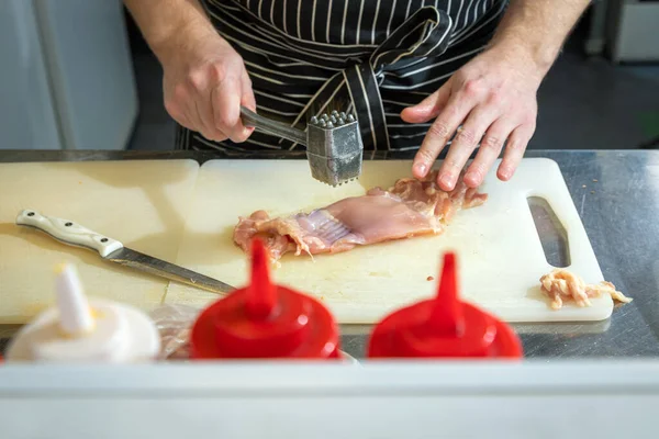 Großaufnahme Männliche Koch Einer Schürze Mit Einem Metallhammer Schlägt Hühnerfleisch — Stockfoto