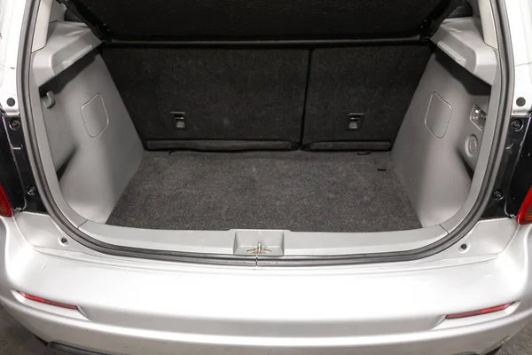 開いているトランクを持つ車のリアビュー 現代のCaの外観 — ストック写真