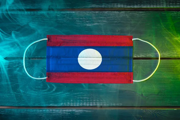 Медицинская Маска Защиты Воздушно Капельных Заболеваний Окрашенная Национальный Флаг Лаоса — стоковое фото