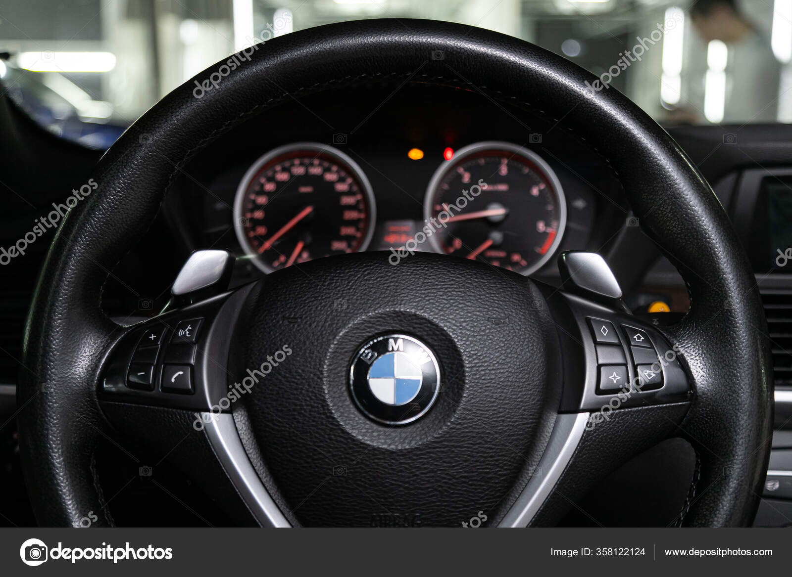 Bmw Armaturenbrett Spieler Lenkrad Mit Logo Und Tasten Tacho Und —  Redaktionelles Stockfoto © everyonensk #358122124