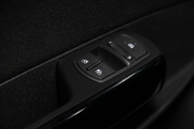 Opel Corsa, modern arabanın içi. Yan kapı düğmeleri: pencere, ayna ayarlama düğmeleri, kapı kilidi. Araba içeride. Novosibirsk, Rusya 15 Şubat 2020 
