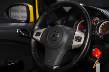 Opel Corsa - gösterge paneli, oyuncu, logo ve düğmeli direksiyon, hız göstergesi ve takometresi. Novosibirsk, Rusya 15 Şubat 2020 