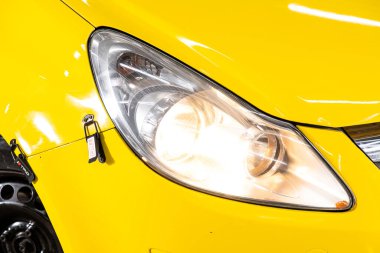 Opel Corsa - far, tampon, tekerlek yakın plan. Novosibirsk, Rusya 15 Şubat 2020 