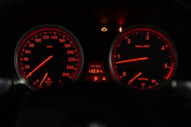 BMW X6 - Araba paneli, dijital parlak hız göstergesi, kilometre sayacı ve diğer aletler. Novosibirsk, Rusya 16 Şubat 2020 
