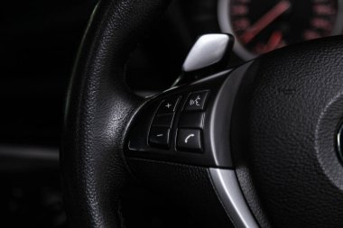 BMW X6 - Hızlı kontrol telefonu, müzik ve diğer işlevler için çok fonksiyonlu yeni siyah direksiyon simidi. Novosibirsk, Rusya 16 Şubat 2020 