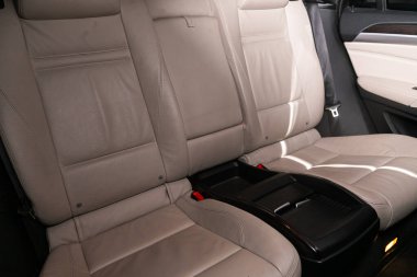BMW X6 - Bej giysili yolcular için arka koltuk