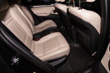 BMW X6 - Bej derili yolcular için arka koltuk, yolcu kompartımanına açık kapı