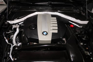 BMW X6, araba motoru. İç yanmalı motor, araba parçaları ayrıştırılıyor. Novosibirsk, Rusya 16 Şubat 2020 