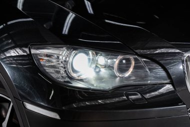 BMW X6 - far, tampon, tekerlek yakın plan. Novosibirsk, Rusya 16 Şubat 2020 