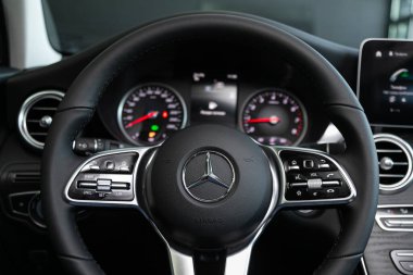 Mercedes-Benz GLC-sınıfı - gösterge paneli, oyuncu, logo ve düğmeli direksiyon, hız göstergesi ve takometresi. Novosibirsk, Rusya 07 Mart 2020 