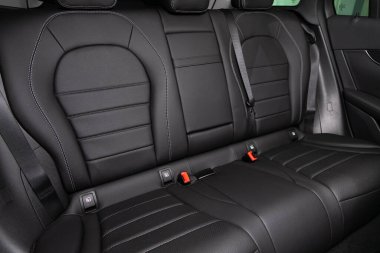 Mercedes-Benz GLC-sınıfı - Siyah deri giyen yolcular için arka koltuk. Novosibirsk, Rusya 07 Mart 2020 