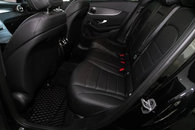 Mercedes-Benz GLC sınıfı - Siyah derili yolcular için arka koltuk, yolculara açık kapı