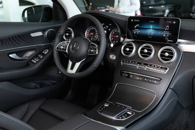 Mercedes-Benz GLC-sınıfı - gösterge paneli, oyuncu, direksiyon, gaz kolu, düğmeler, koltuklar. Novosibirsk, Rusya 07 Mart 2020 