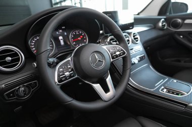 Mercedes-Benz GLC-sınıfı - gösterge paneli, oyuncu, logo ve düğmeli direksiyon, hız göstergesi ve takometresi. Novosibirsk, Rusya 07 Mart 2020 