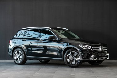 siyah Mercedes-Benz GLC sınıfı - ön manzara. Almanya 'da yapılan yeni pahalı bir geçiş noktası. Novosibirsk, Rusya 07 Mart 2020 