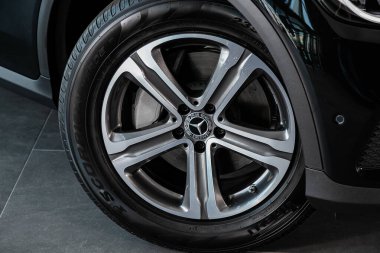 Mercedes-Benz GLC sınıfı. Yeni lastikli yakın çekimli araba tekerleği. Novosibirsk, Rusya 07 Mart 2020 