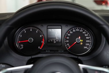 Volkswagen Polo - Araba paneli, dijital hız göstergesi, kilometre sayacı ve diğer araçlar. Novosibirsk, Rusya 07 Mart 2020 