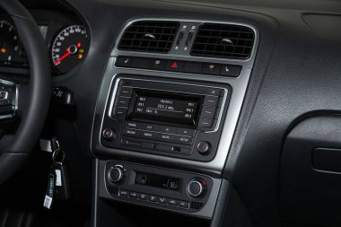 Volkswagen Polo - merkezi kontrol panelinin yakın çekimi, müzik ve radyo ile izleme, havalandırma ayarları, klima, oyuncu. Modern araba iç mimarisi. Novosibirsk, Rusya, 07 Mart 2020 