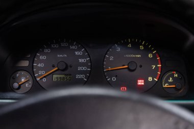 Subaru Forester - Araba paneli, dijital hız göstergesi, kilometre sayacı ve diğer aletler. Novosibirsk, Rusya 11 Mart 2020 