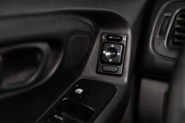 Subaru Forester, yan ayna düğmelerine yakın çekim. modern araba iç mimarisi