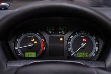 Scoda Fabia araba paneli, dijital hız göstergesi, kilometre sayacı ve diğer aletler. Novosibirsk, Rusya 11 Mart 2020 