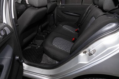 Scoda Fabia - Siyah tekstil yolcuları için arka koltuk, yolcu bölümüne açılan kapı. Novosibirsk, Rusya 11 Mart 2020 
