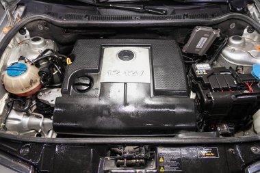 Scoda Fabia - Araba motoru yakın plan. İç yanmalı motor, araba parçaları ayrıştırılıyor. Novosibirsk, Rusya 11 Mart 2020 