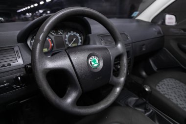 Scoda Fabia - gösterge paneli, oyuncu, logo ve düğmeli direksiyon, hız göstergesi ve takometre. Novosibirsk, Rusya 11 Mart 2020 