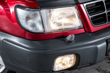 Subaru Forester - far, tampon, tekerlek yakın plan. Novosibirsk, Rusya 11 Mart 2020 