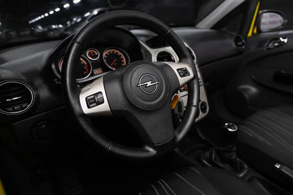 Opel Corsa Närbild Instrumentbrädan Spelaren Ratten Gaspedalen Knapparna Sätena Novosibirsk — Stockfoto