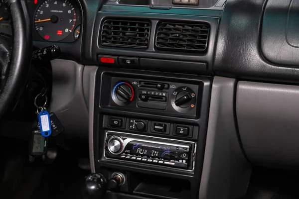 Subaru Forester Merkezi Kontrol Paneline Yakın Çekim Müzik Radyo Ile — Stok fotoğraf