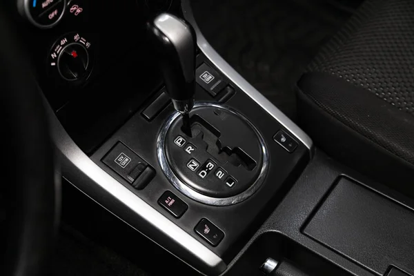 加速器手柄和按钮的特写 汽车自动变速箱 — 图库照片