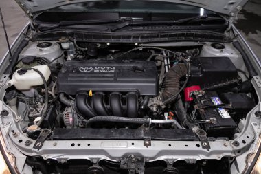 Novosibirsk, Rusya 19 Şubat 2020 Toyota Alion, araba motoru. İçten yanmalı motor, araba parçaları, ayrıştırma