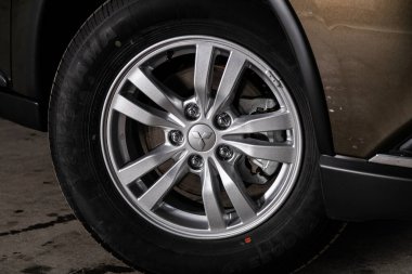 Novosibirsk, Rusya 10 Şubat 2020 Mitsubishi Outlander, Alaşımlı tekerlekli araba tekerleği ve yakın çekimde yeni lastik. Tekerlek ayarlama diski