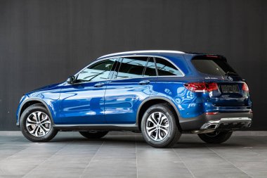 Novosibirsk, Rusya 07 Mart 2020: lüks mavi Mercedes-Benz GLC-Class, arka görüş. Almanya 'da yeni pahalı modern geçiş aracı siyah arka planda park edilmiş. 