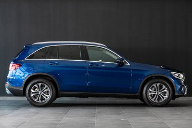 Novosibirsk, Rusya 07 Mart 2020: lüks mavi Mercedes-Benz GLC-Sınıfı, yan görüş. Almanya 'da yeni pahalı modern geçiş aracı siyah arka planda park edilmiş. 