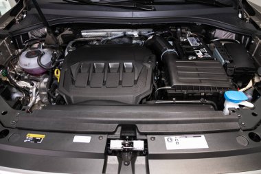 Novosibirsk, Rusya 09 Mart 2020 Volkswagen Tiguan, Araba motoru yakın çekim. İçten yanmalı motor, araba parçaları, ayrıştırma