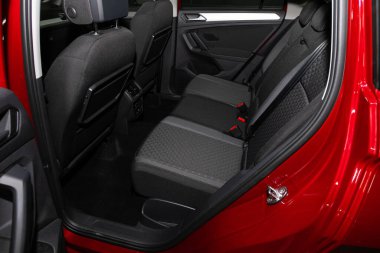 Novosibirsk, Rusya 9 Mart 2020 Volkswagen Tiguan, emniyet kemeri takılı siyah tekstil arka koltukları yakın çekim. modern araba iç mimarisi