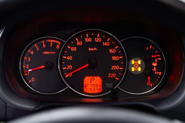 Novosibirsk, Rusya 09 Şubat 2020 Mitsubishi Pajero Spor, Araba paneli, dijital parlak hız göstergesi, kilometre sayacı ve diğer aletler 