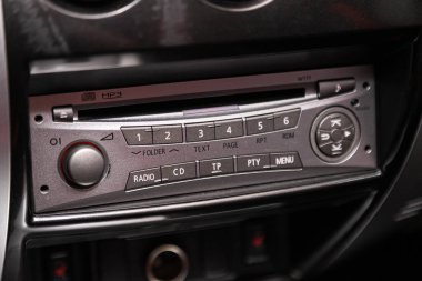 Novosibirsk, Rusya 09 Şubat 2020 Mitsubishi Pajero Spor, radyo, oyuncu ve kontrol düğmesi olan siyah bir panele yakın çekim 