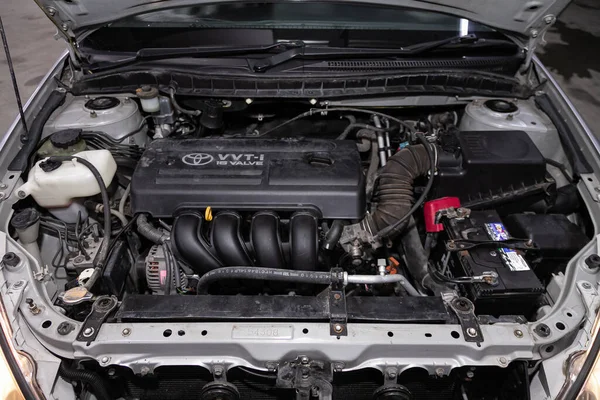 Novosibirsk, Rusya 19 Şubat 2020 Toyota Alion, araba motoru. İçten yanmalı motor, araba parçaları, ayrıştırma