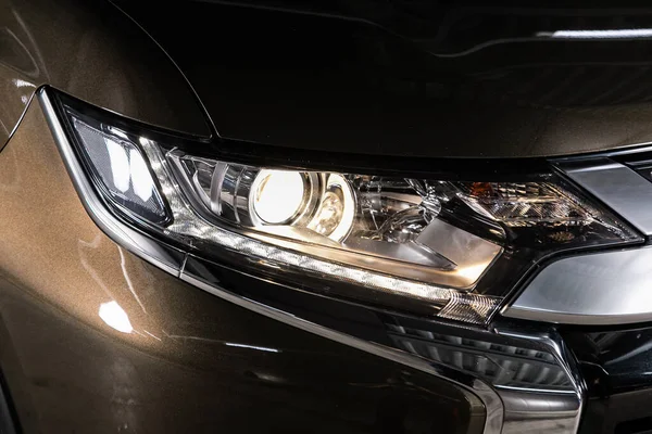 Novosibirsk, Rusya 10 Şubat 2020 Mitsubishi Outlander, kahverengi detay ışığı yeni arabaya yakın. Dış detay  