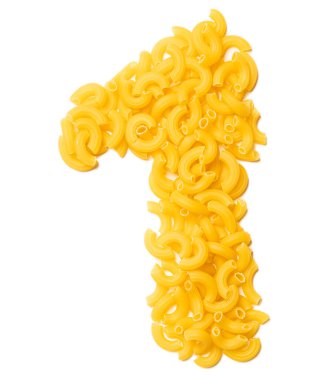 Beyaz izole arkaplandaki kuru makarnadan 