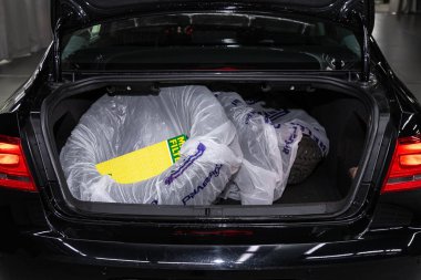 Bagajı açık bir arabanın arka görüntüsü. Modern bir ca 'nın dışı.