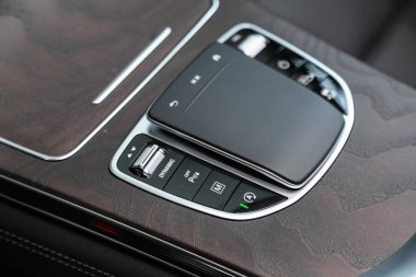 Elle vites kutusunun şanzıman kolunu kapat. Hızlandırıcı sapı ve yeni bir arabanın düğmeleri.