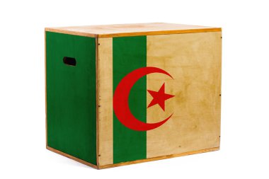 Beyaz izole edilmiş arka planda Cezayir bayrağı bulunan çeşitli malların ve kargoların güvenilir sevkiyatı için tahta bir kutu. İhracat-ithalat kavramı ve malların ulusal teslimatı. 
