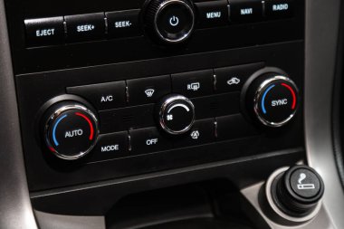 Novosibirsk, Rusya 09 Şubat 2020 Chevrolet Captiva, Araç havalandırma sistemini ve klimayı kapatın - modern arabanın detayları ve kontrolleri 
